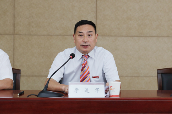 党委副书记,副校长李进华主持会议李进华在主持会议时指出,广大教师要