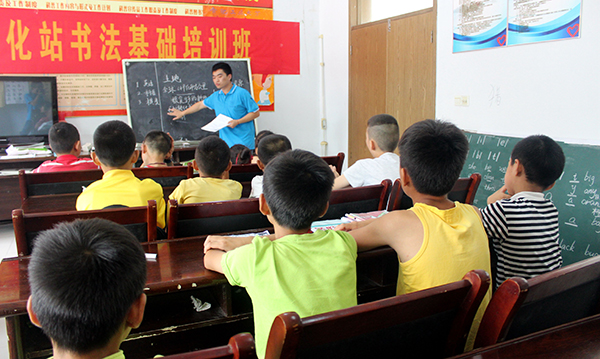 用爱守望古镇留守儿童——记长丰县下塘镇行知学堂