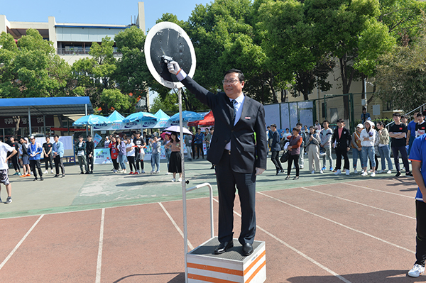 党委书记徐成钢为运动会首场比赛鸣响发令枪